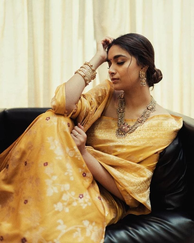 Golden beauty Actress keerthy suresh latest outfit saree photos
