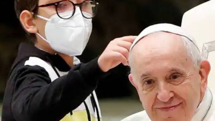 boy tries steals Pope Francis's cap boy tries steals Pope Francis's cap