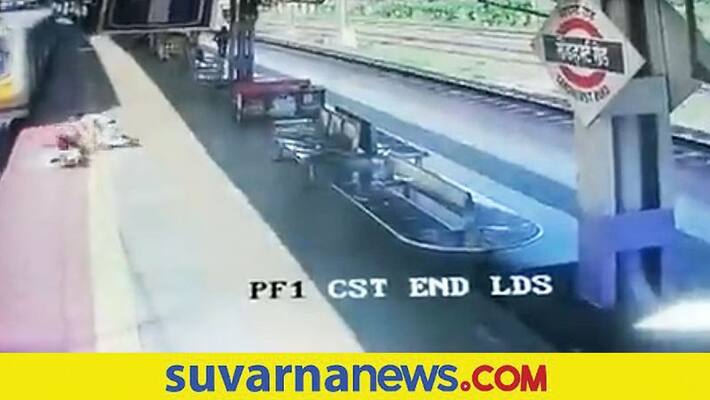 Women slips trying to board moving train saved by RPF cop in Mumbai Women slips trying to board moving train saved by RPF cop in Mumbai