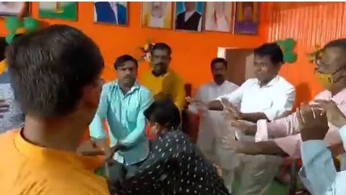 BJP worker vandalized party office before meeting with Sukanta Majumdar bmm BJP worker vandalized party office before meeting with Sukanta Majumdar bmm