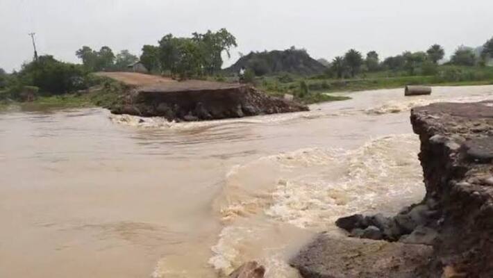 Leaks to Mopadu Reservoir in Prakasam District, Threat to 5 villages Leaks to Mopadu Reservoir in Prakasam District, Threat to 5 villages