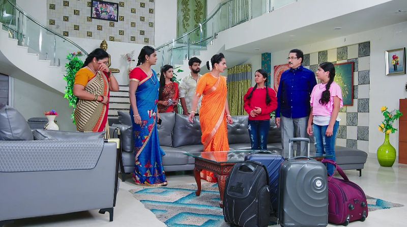 Karthik warns Monitha to stay away from his family In todays karthika deepam serial episode