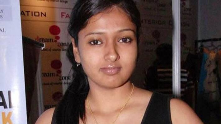 Gayatri Raghuram slipped off her sari when she slipped and fell. DMK official who posted obscenely .. Complain to the Commissioner of Police. Gayatri Raghuram slipped off her sari when she slipped and fell. DMK official who posted obscenely .. Complain to the Commissioner of Police.