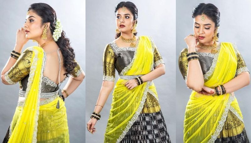 anchor sreemukhi hotness overloaded her half saree look stunning