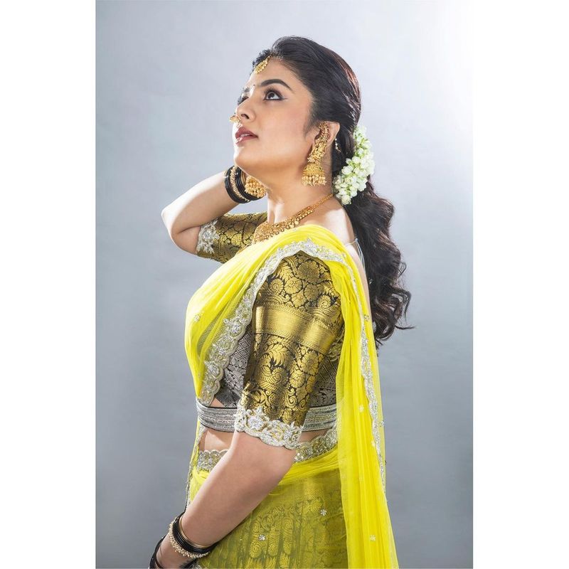 anchor sreemukhi hotness overloaded her half saree look stunning