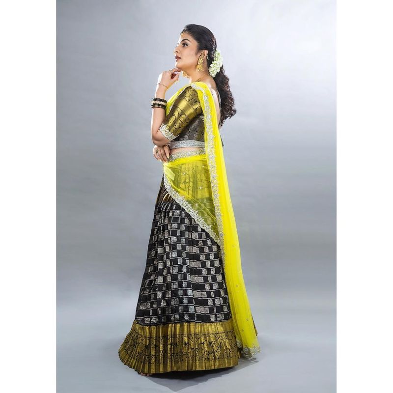 anchor sreemukhi hotness overloaded her half saree look stunning