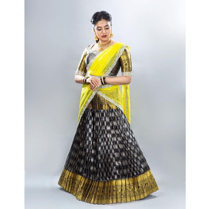 anchor sreemukhi hotness overloaded her half saree look stunning