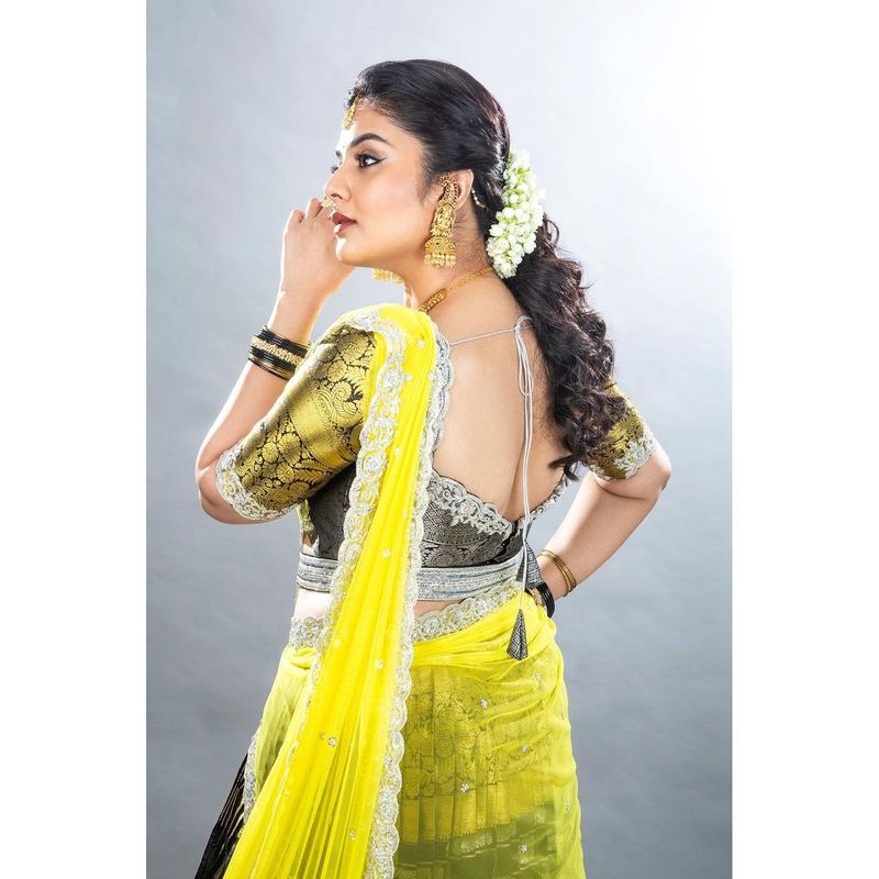 anchor sreemukhi hotness overloaded her half saree look stunning