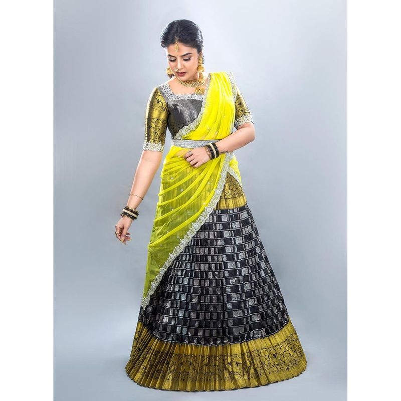 anchor sreemukhi hotness overloaded her half saree look stunning