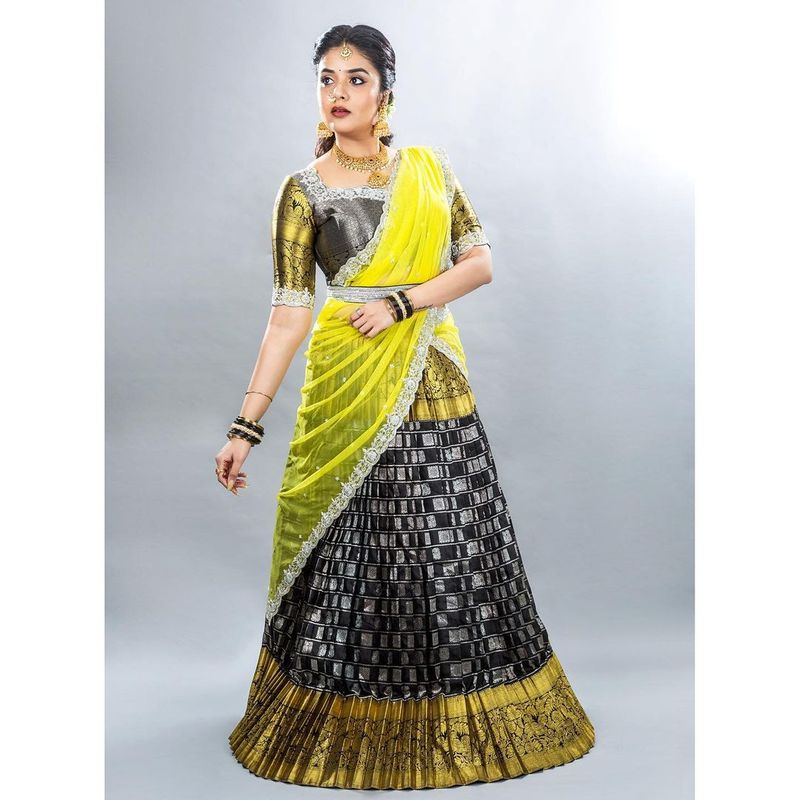 anchor sreemukhi hotness overloaded her half saree look stunning