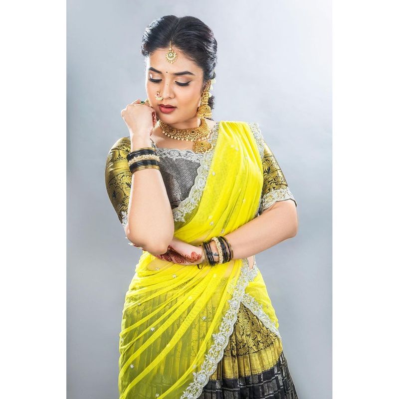 anchor sreemukhi hotness overloaded her half saree look stunning