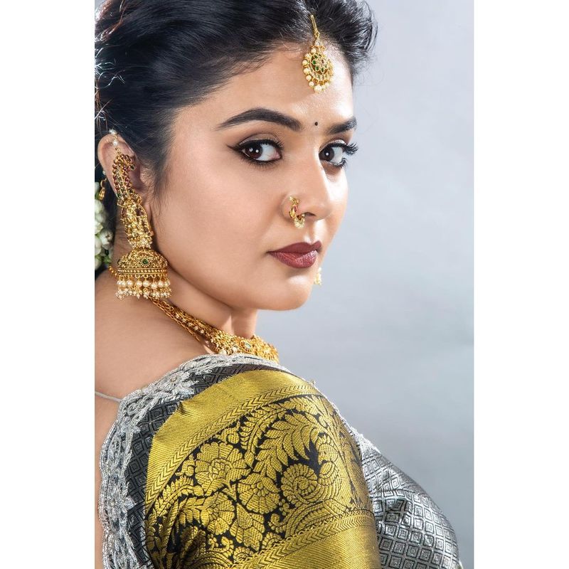 anchor sreemukhi hotness overloaded her half saree look stunning