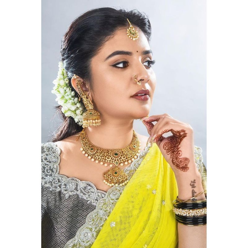 anchor sreemukhi hotness overloaded her half saree look stunning