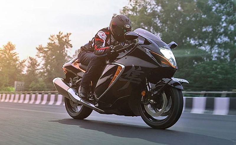 Planning To Buy The Suzuki Hayabusa superbike ? Here Are The Pros And Cons