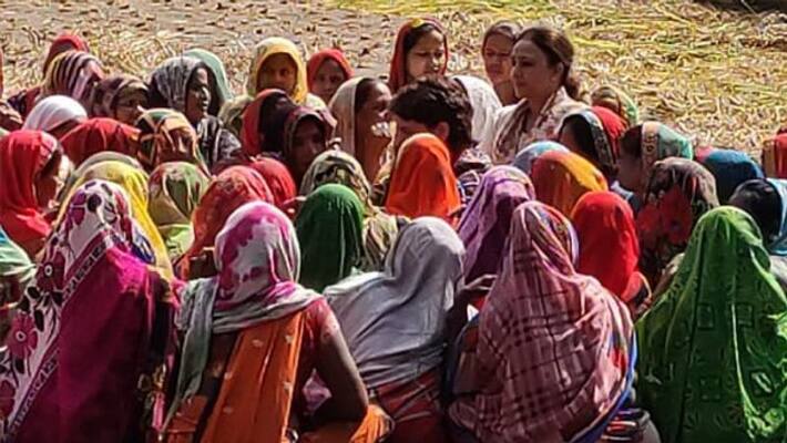 Priyanka Gandhi meets women farmers in UP Barabanki discusses Congress policies pod Priyanka Gandhi meets women farmers in UP Barabanki discusses Congress policies pod