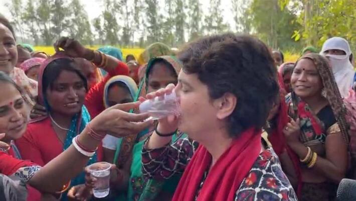 UP Election 2022, Priyanka Gandhi launched Congress Pratigya Yatra, she was seen interacting with women seating in farm UP Election 2022, Priyanka Gandhi launched Congress Pratigya Yatra, she was seen interacting with women seating in farm