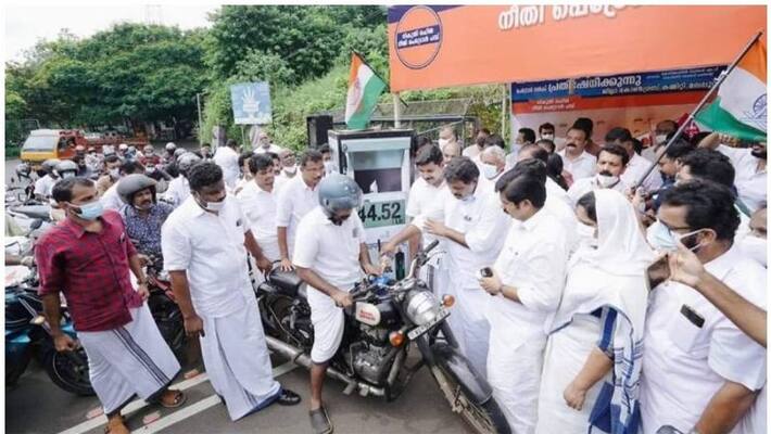 petrol price congress conduct taxless petrol sale strike at malapuram petrol price congress conduct taxless petrol sale strike at malapuram
