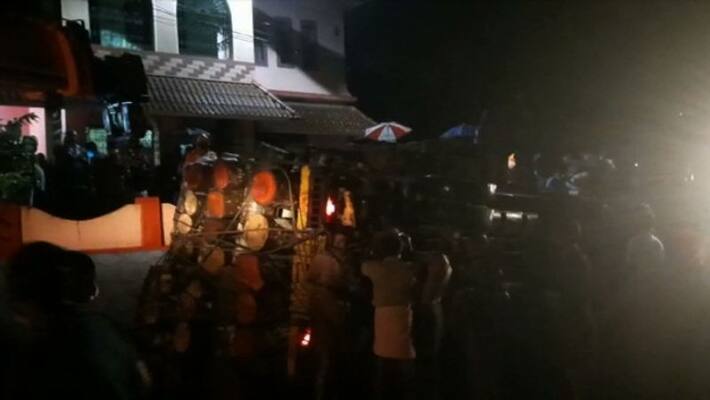 Lorry fell over autorickshaw kills one two injured seriously hospitalized Lorry fell over autorickshaw kills one two injured seriously hospitalized