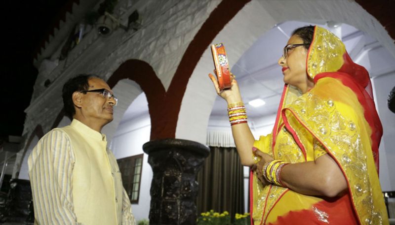 karwa chauth 2021 cm shivraj singh chauhan wife sadhana singh celebrated karwachauth