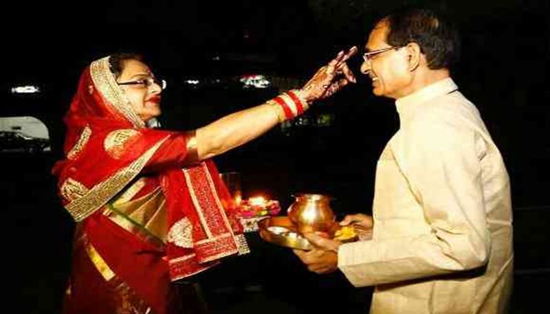 karwa chauth 2021 cm shivraj singh chauhan wife sadhana singh celebrated karwachauth