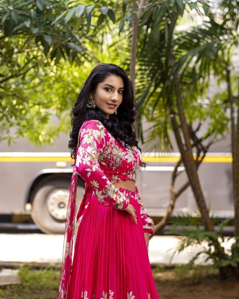 hot anchor vishnu priya latest sizzlings sunday treat for fans