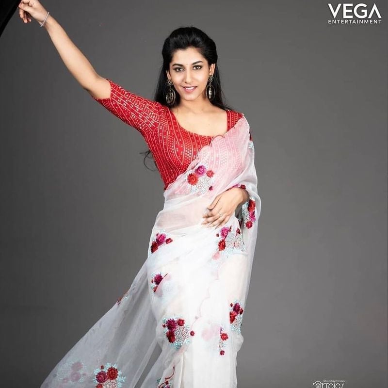 hot anchor vishnu priya latest sizzlings sunday treat for fans