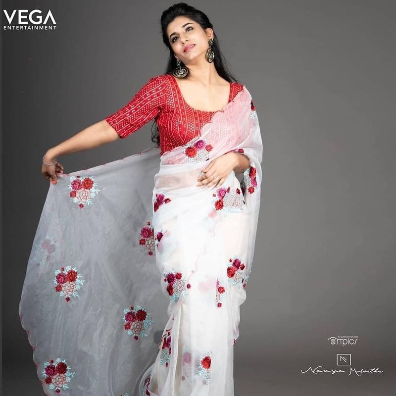 hot anchor vishnu priya latest sizzlings sunday treat for fans