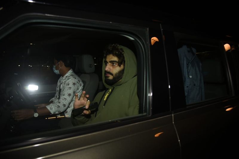 PHOTOS Kareena Kapoor looks puffy as she reaches Malaika Arora's birthday party with sister Karisma