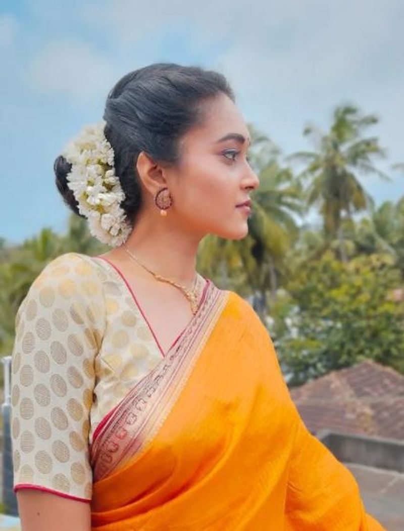 Kannada Ameeta Kulal telugu debut Rowdy Gaari pellam vcs