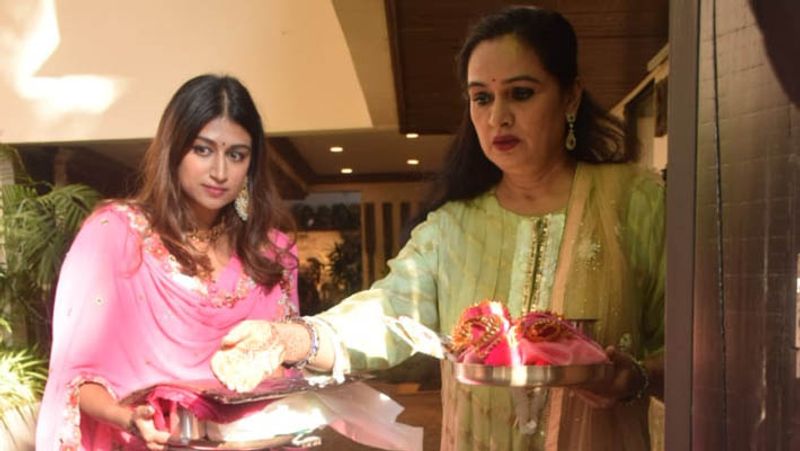 Karwa Chauth 2012, shilpa shetty look beautifull in red dress, kareena kapoor anuty with daughter in law snapped at anil kapoor house