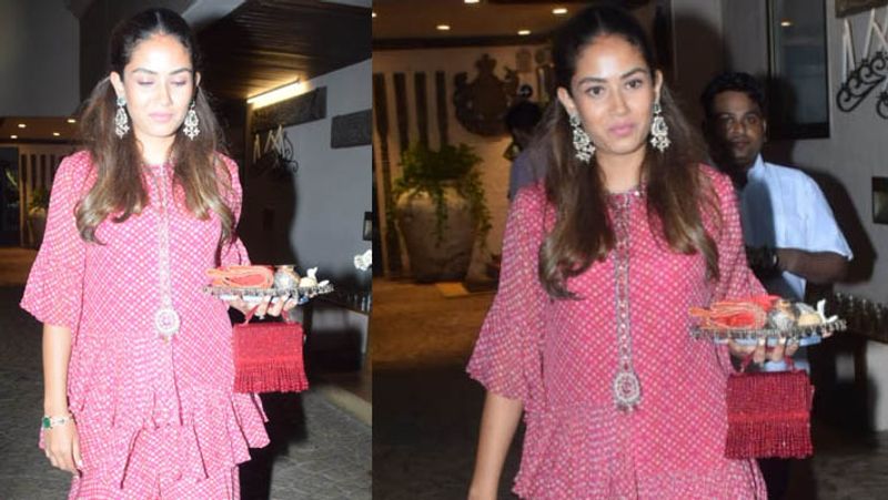 Karwa Chauth 2012, shilpa shetty look beautifull in red dress, kareena kapoor anuty with daughter in law snapped at anil kapoor house