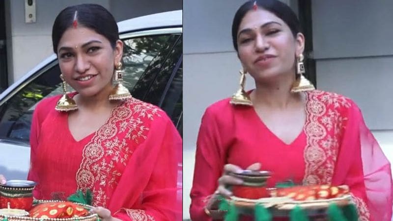 Karwa Chauth 2012, shilpa shetty look beautifull in red dress, kareena kapoor anuty with daughter in law snapped at anil kapoor house