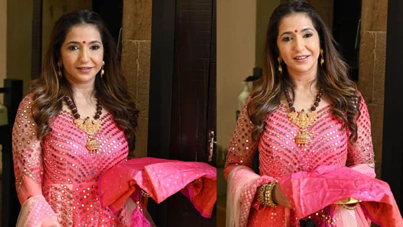 Karwa Chauth 2012, shilpa shetty look beautifull in red dress, kareena kapoor anuty with daughter in law snapped at anil kapoor house