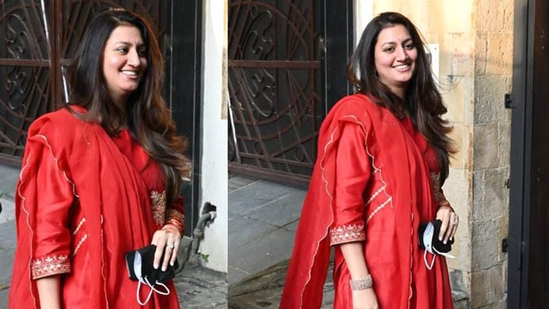 Karwa Chauth 2012, shilpa shetty look beautifull in red dress, kareena kapoor anuty with daughter in law snapped at anil kapoor house