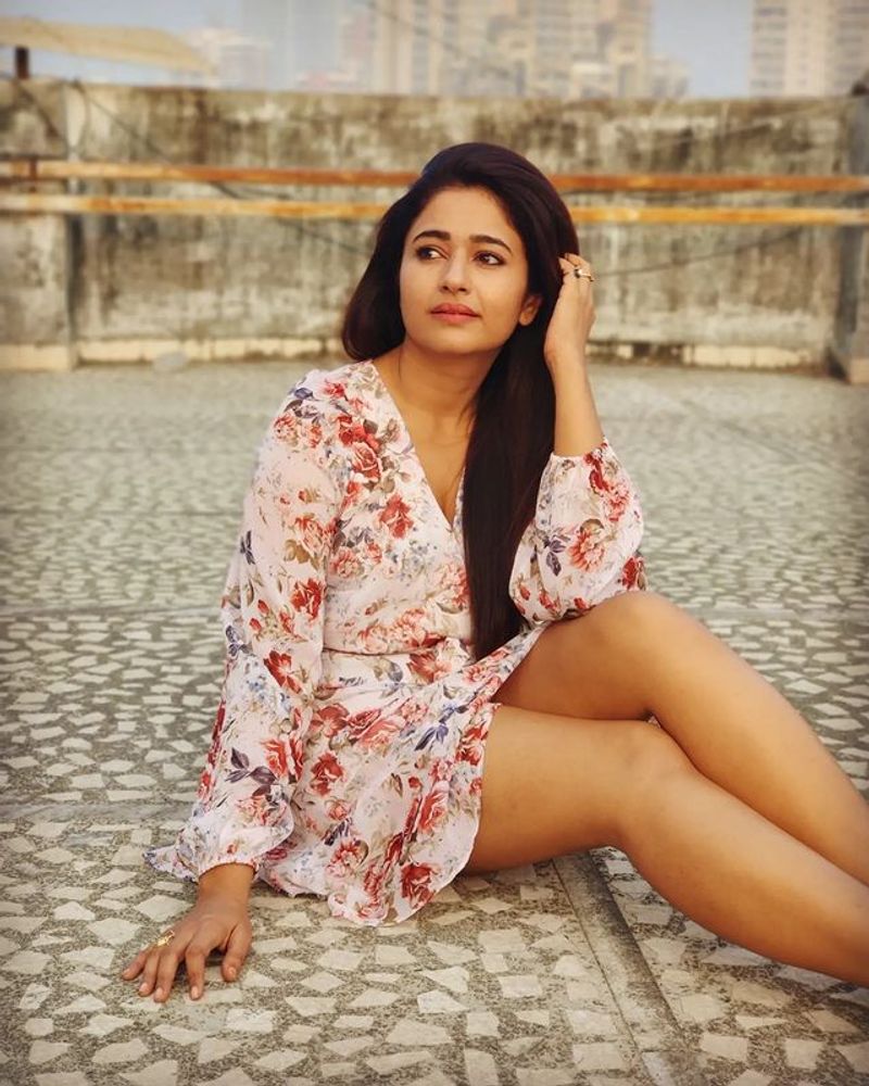 Poonam Bajwa sensational hot photos viral