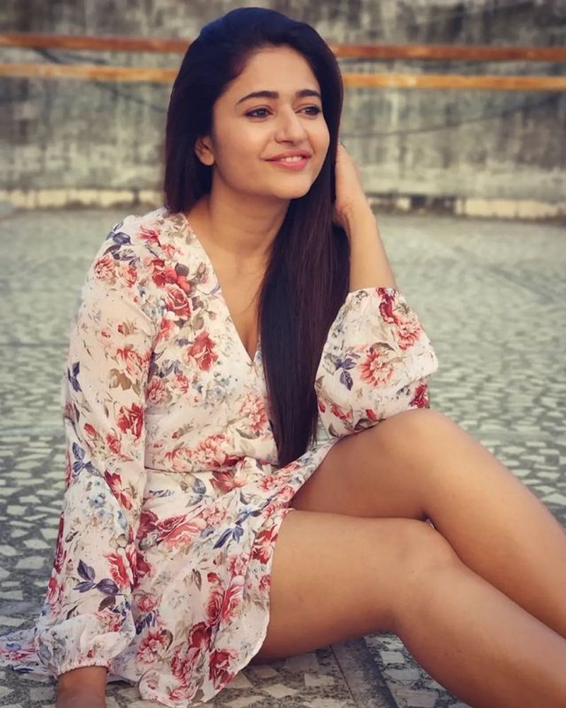 Poonam Bajwa sensational hot photos viral