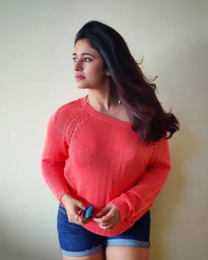 Poonam Bajwa sensational hot photos viral