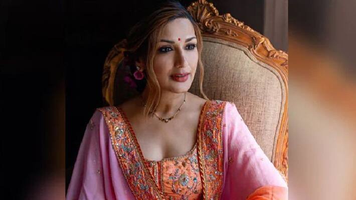 sonali bendre in 19 years old wedding dress on karwa chauth sonali bendre in 19 years old wedding dress on karwa chauth