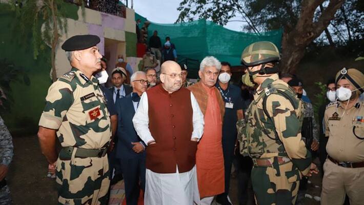 Amit Shah removes bulletproof shield while talking to crowd in J&K says 'wanted to speak frankly' gcw Amit Shah removes bulletproof shield while talking to crowd in J&K says 'wanted to speak frankly' gcw