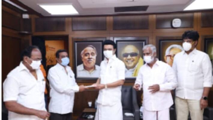 Echo of AIADMK defeat .. AIADMK key points united in DMK in the presence of Stalin. Echo of AIADMK defeat .. AIADMK key points united in DMK in the presence of Stalin.