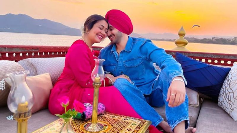Neha Kakkar rohanpreet singh 1st wedding Anniversary, couple viral romantic photos