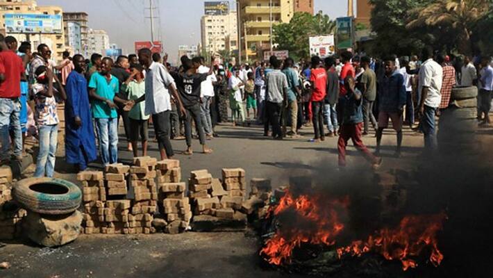 Sudan General Al Burhan dissolves government, declares state of emergency-dnm Sudan General Al Burhan dissolves government, declares state of emergency-dnm
