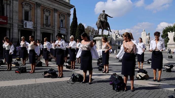 Alitalia flight attendants strip off uniforms in protest Alitalia flight attendants strip off uniforms in protest