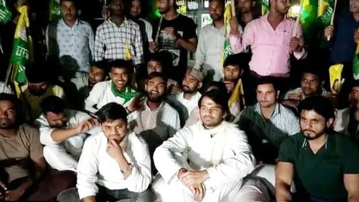 Bihar Lalu Prasad Yadav son Tej Pratap protest against brother Tejashwi Yadav Bihar Lalu Prasad Yadav son Tej Pratap protest against brother Tejashwi Yadav