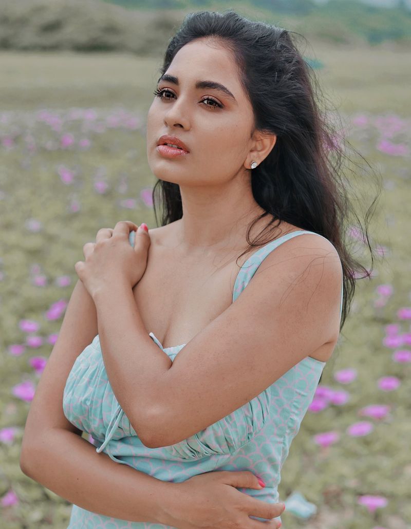 alluring actress srushti dange latest hot photos