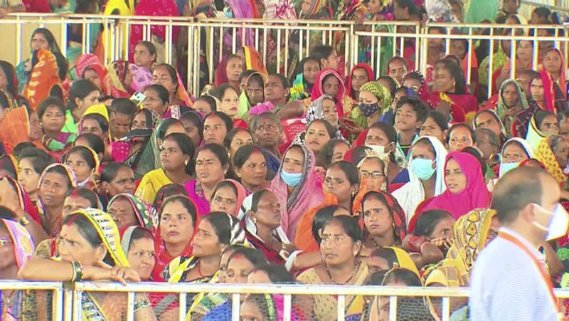 PM Narendra Modi UP visit Addressed the meeting in Siddharthnagar varansi and surrounded opposition party