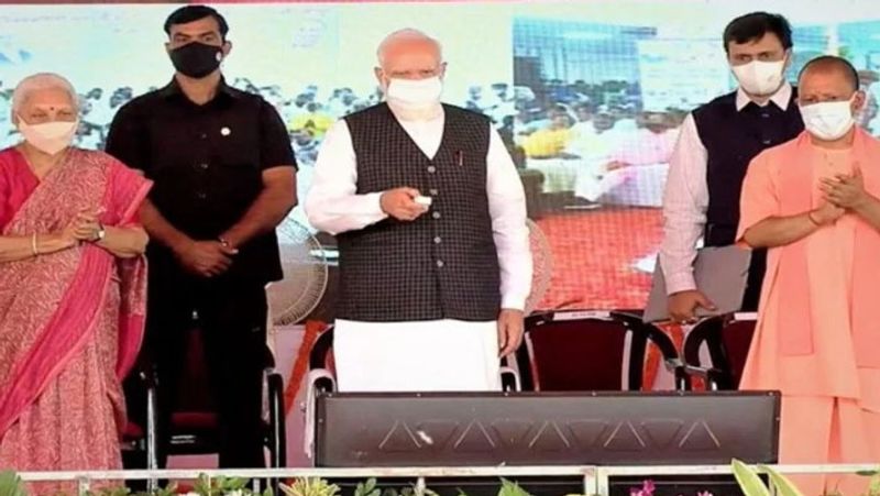 PM Narendra Modi UP visit Addressed the meeting in Siddharthnagar varansi and surrounded opposition party