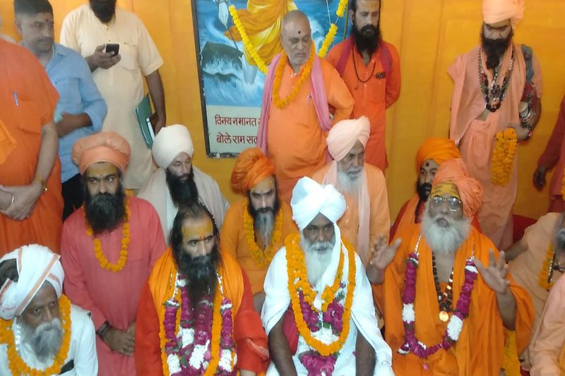 uttar pradesh, prayagraj,know about new president of akhara parishad mahant ravindra puri