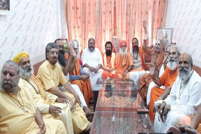 uttar pradesh, prayagraj,know about new president of akhara parishad mahant ravindra puri