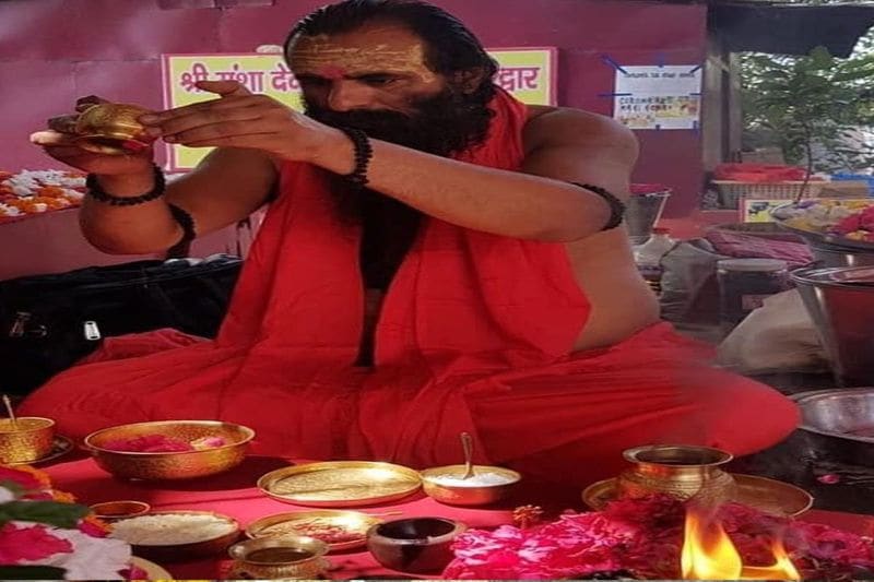 uttar pradesh, prayagraj,know about new president of akhara parishad mahant ravindra puri